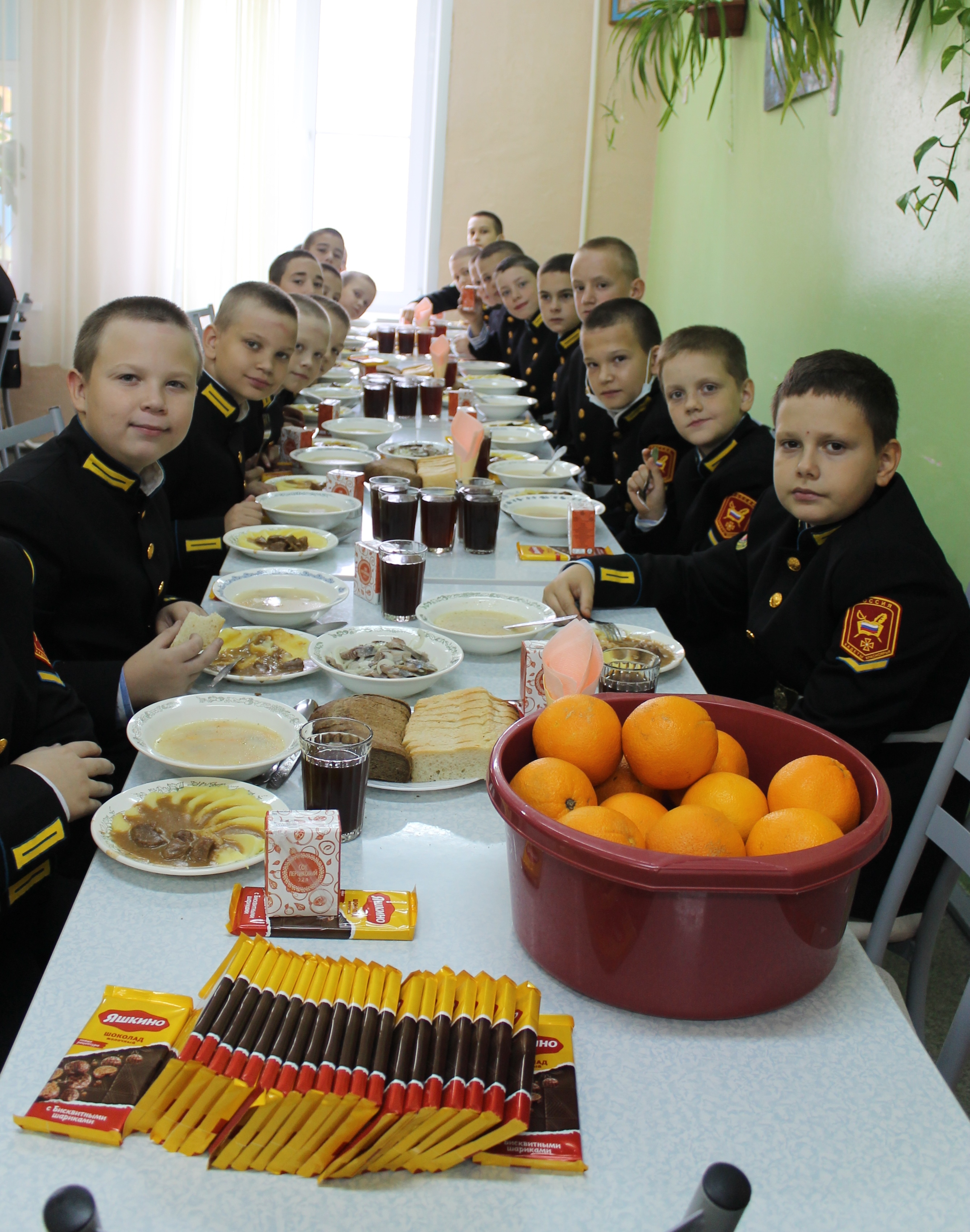 5 взвод в столовой.